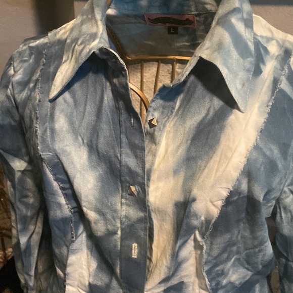 Large button up fit like a small medium run small - Picture 5 of 6